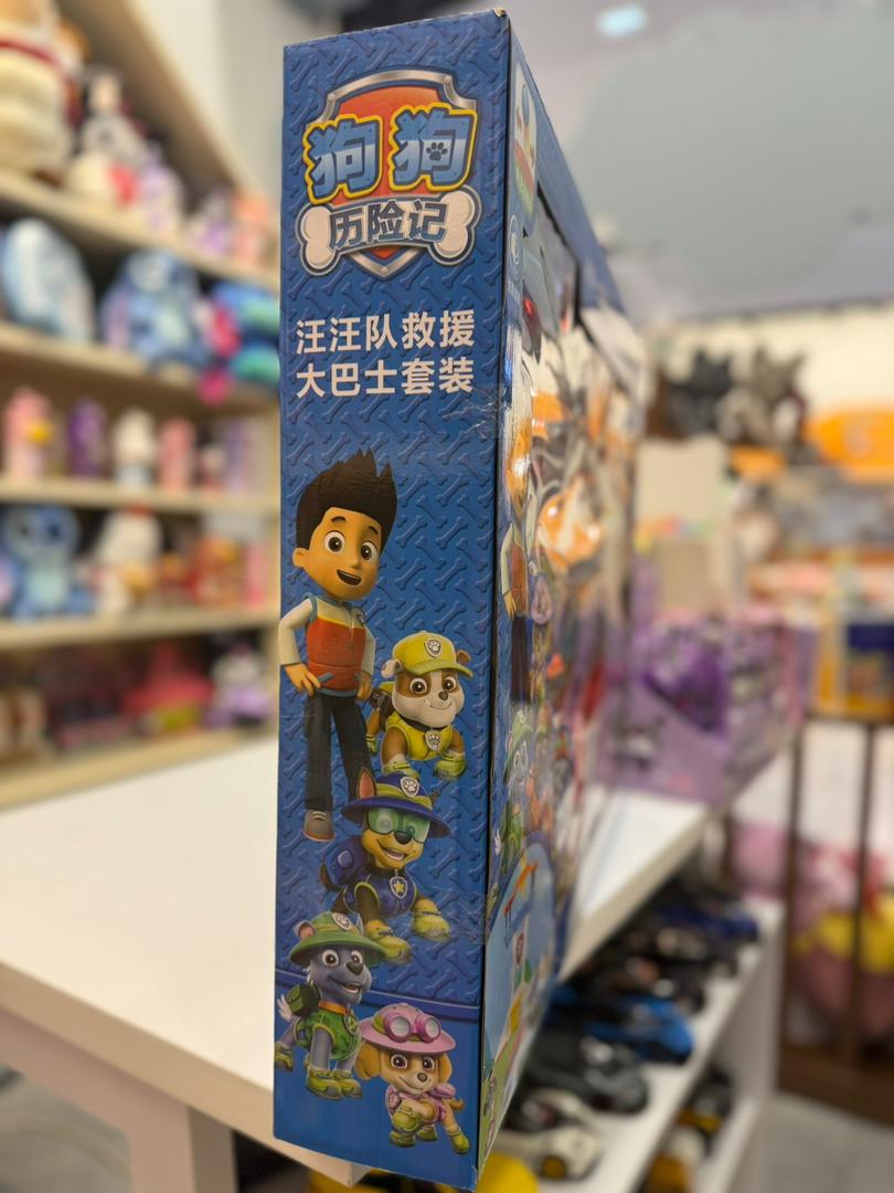 سگ های نگهبان با برج مراقبت و اتوبوس