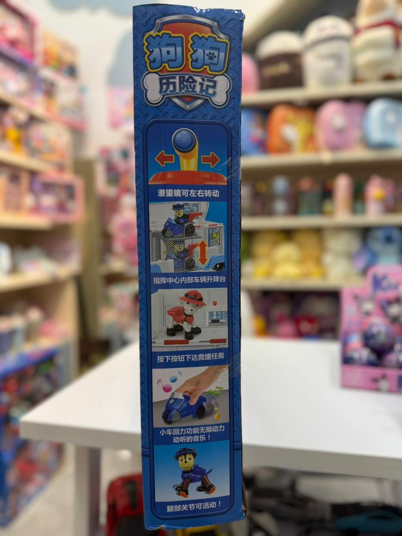 سگ های نگهبان با برج مراقبت و اتوبوس