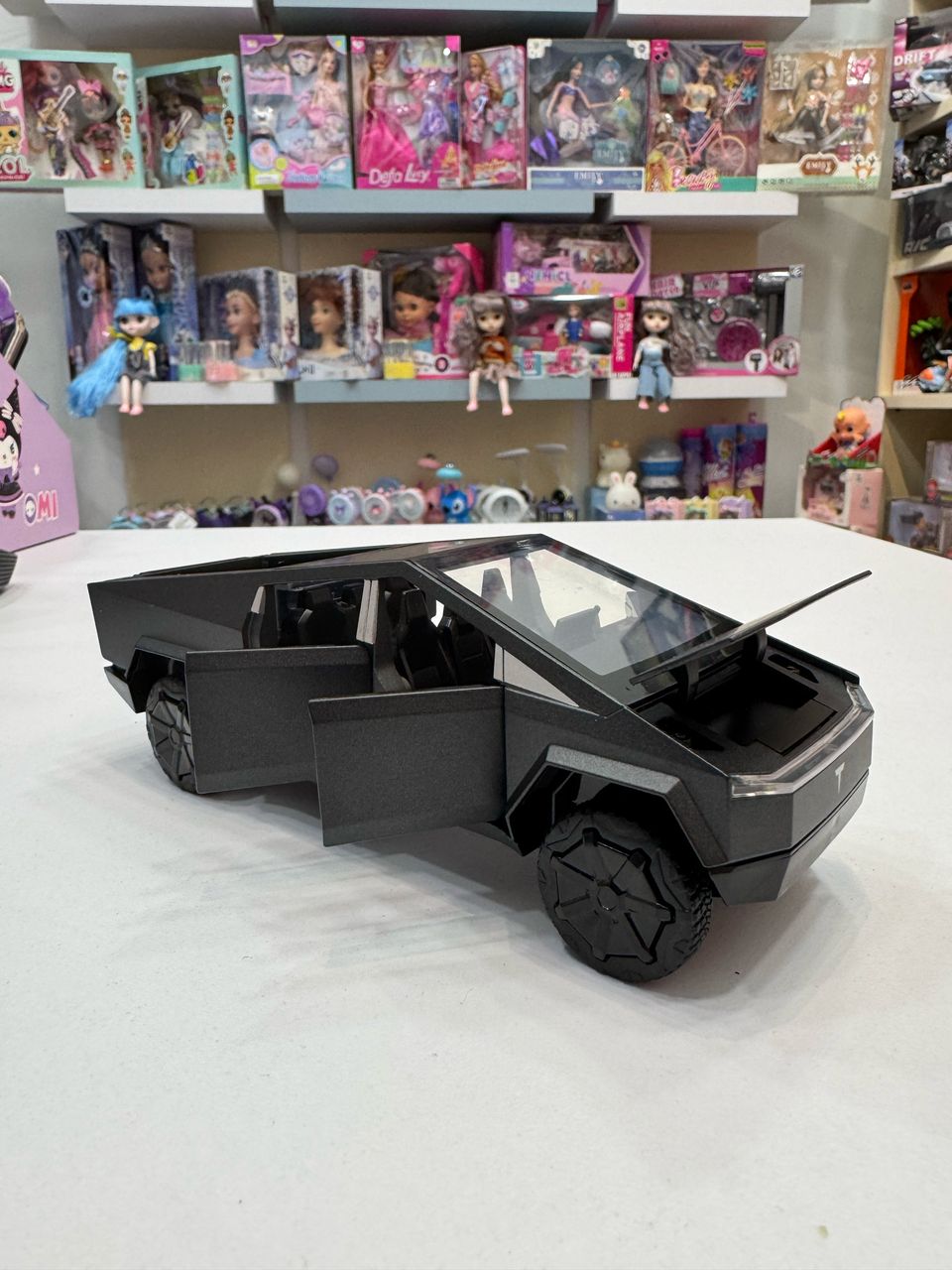 ماشین فلزی سایبر تراک