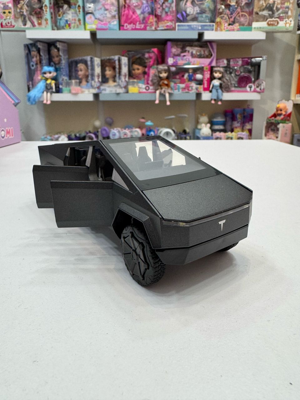 ماشین فلزی سایبر تراک